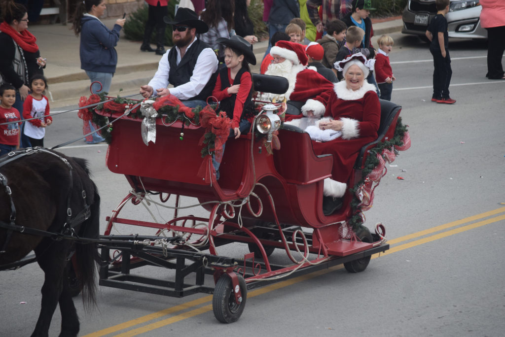 santa-and-mrs-claus-arrive-in-float